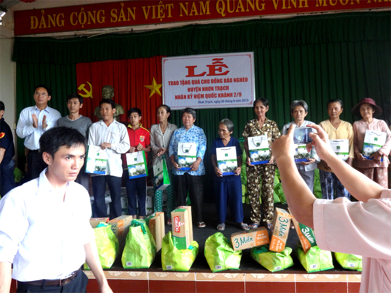 Tặng 1.500 phần quà cho hộ nghèo