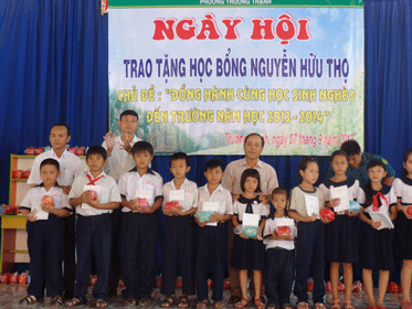 Trao Học Bổng Cho Học Sinh Nghèo