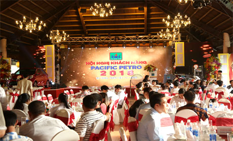 Ca sĩ Phi Nhung khuấy động hội nghị khách hàng Pacific Petro